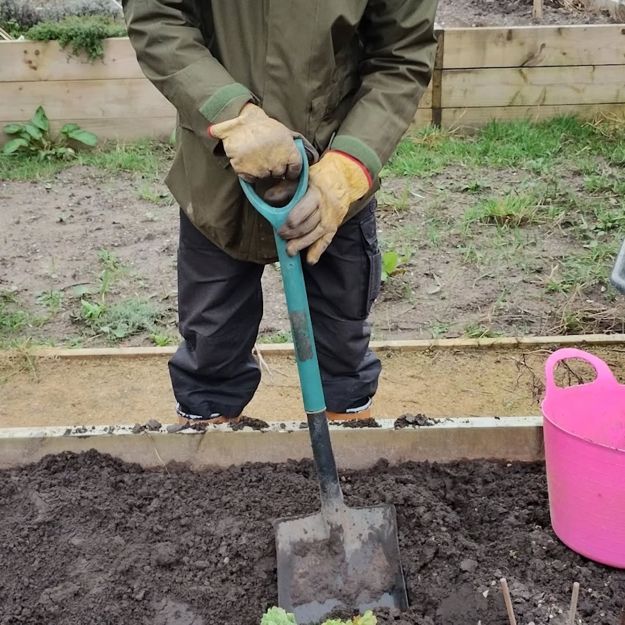 click to see larger image Busy day at the garden